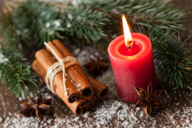 Weihnachten mit Kerze und Gewürzen / christmas with candle and spices