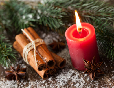 Weihnachten mit Kerze und Gewürzen / christmas with candle and spices
